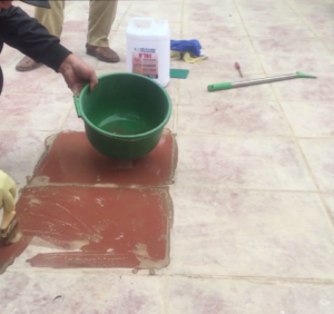 Tẩy xi măng cho nền gạch đỏ bằng nước tẩy chuyên dụng, chất lượng