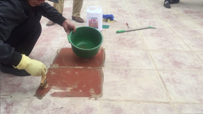 Tẩy xi măng cho nền gạch đỏ bằng nước tẩy chuyên dụng, chất lượng1