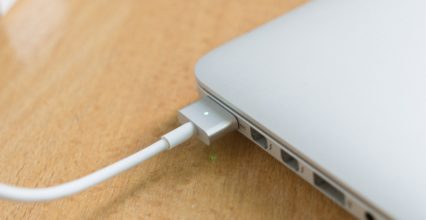 Vừa dùng vừa sạc macbook có ảnh hưởng gì không ? Vừa dùng vừa sạc macbook có ảnh hưởng gì không ?