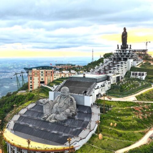 Khu du lịch quốc gia núi bà Đen thu hút khách du lịch ngày đầu năm mới (phóng viên phát tin về ban, đã thông qua trưởng cqtt ạ)